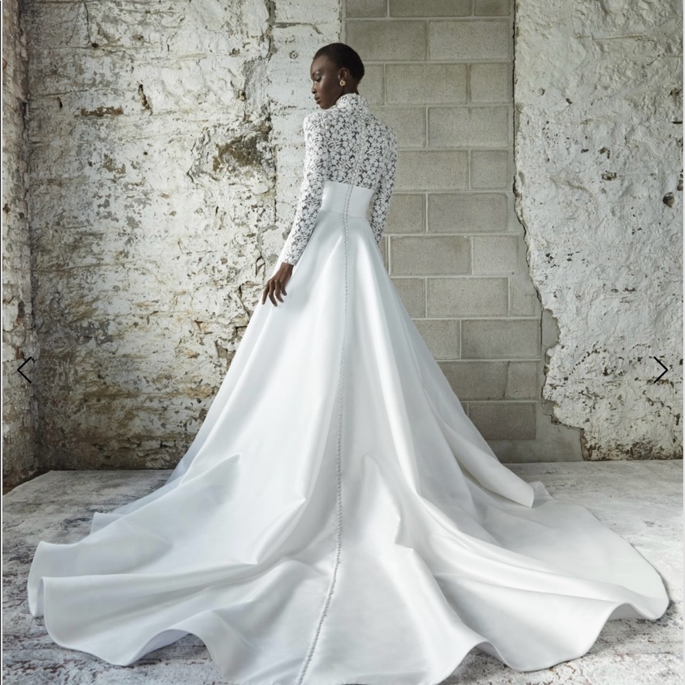 Selling this stunning Rita Vinieris Thyra Wedding Gown. Size 2 (between 0-2).